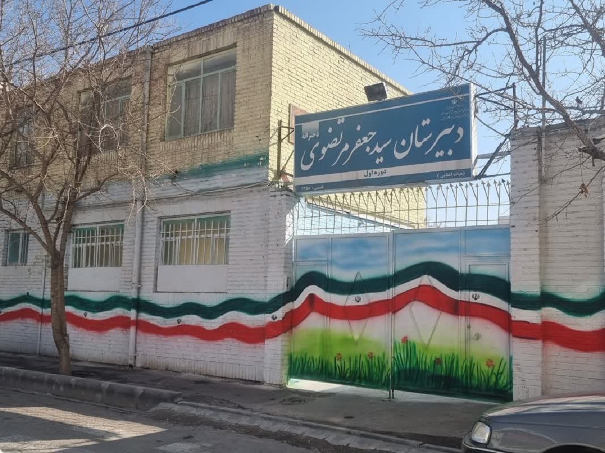 کوچهای با خاطره شکوفههای سیب در محله گوهرشاد مشهد کوچهای با خاطره شکوفههای سیب در محله گوهرشاد مشهد