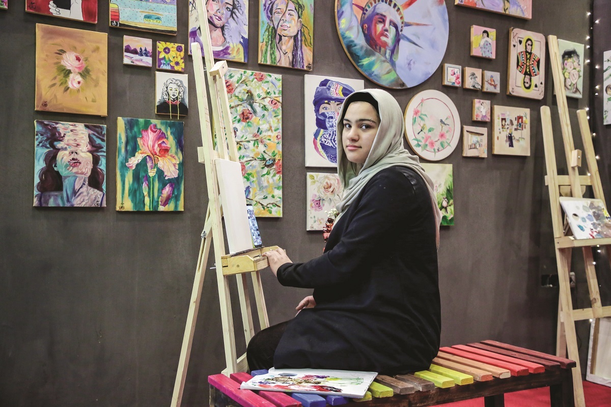 مه‌گل موسوی در گالری نقاشی خانگی‌اش
