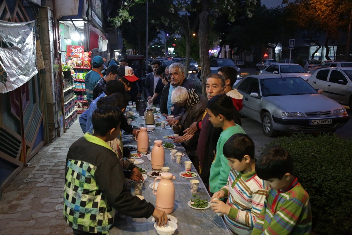 ۷ سال است سفره افطار مردمی در خیابان شهید بهشتی میزبان اهالی و رهگذران است ۷ سال است سفره افطار مردمی در خیابان شهید بهشتی میزبان اهالی و رهگذران است