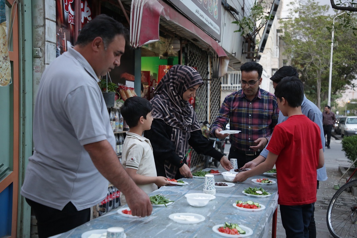 ۷ سال است سفره افطار مردمی در خیابان شهید بهشتی میزبان اهالی و رهگذران است ۷ سال است سفره افطار مردمی در خیابان شهید بهشتی میزبان اهالی و رهگذران است