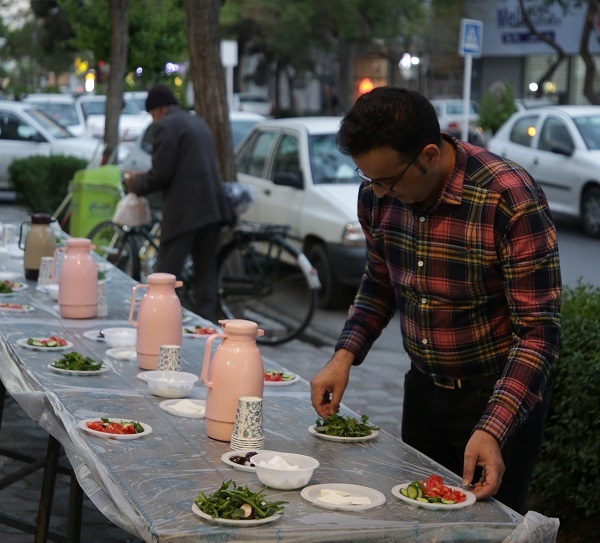 ۷ سال است سفره افطار مردمی در خیابان شهید بهشتی میزبان اهالی و رهگذران است ۷ سال است سفره افطار مردمی در خیابان شهید بهشتی میزبان اهالی و رهگذران است