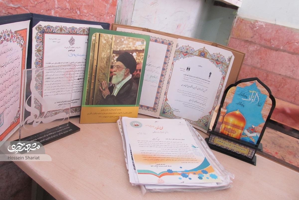 سعید کربلایی از چناران برای آموزش رایگان قرآن به محله فردوسی می‌آید