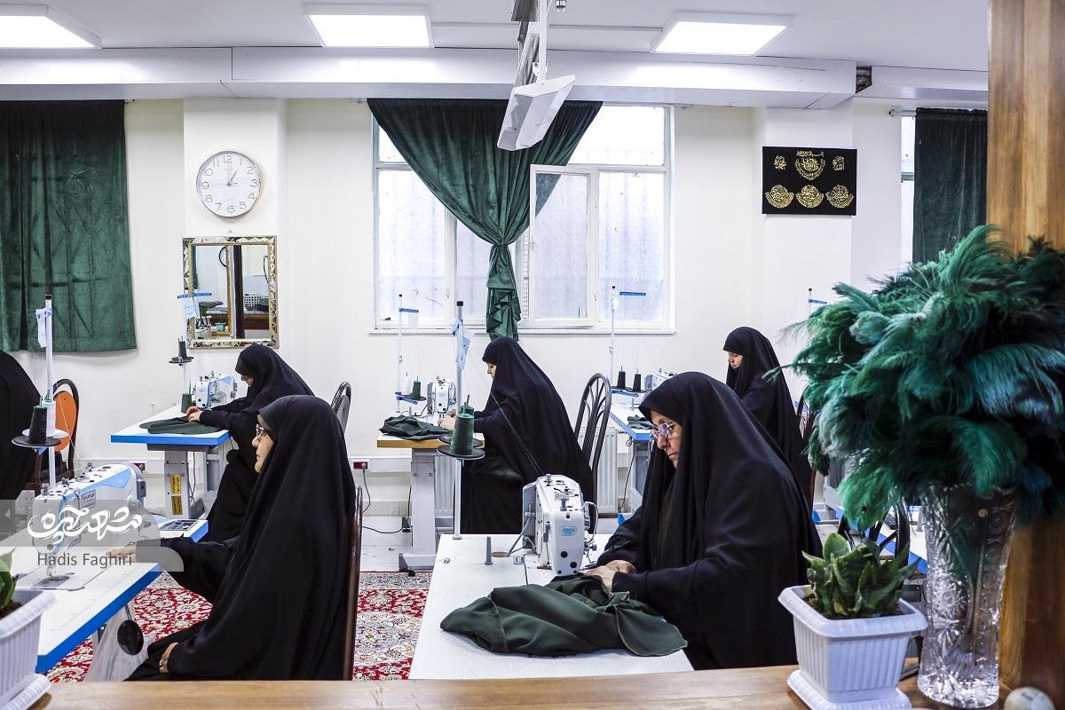 کارگاهی در حرم‌مطهر که با هنر دست زنان خادم می‌چرخد