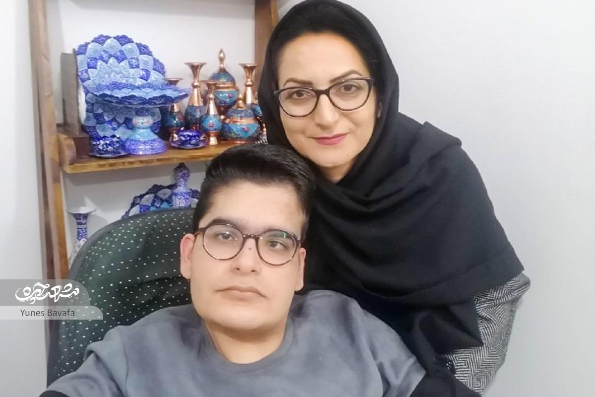 برشی از زندگی هنرمند توانیاب که شرایط شهر خانهنشینش کرده است برشی از زندگی هنرمند توانیاب که شرایط شهر خانهنشینش کرده است