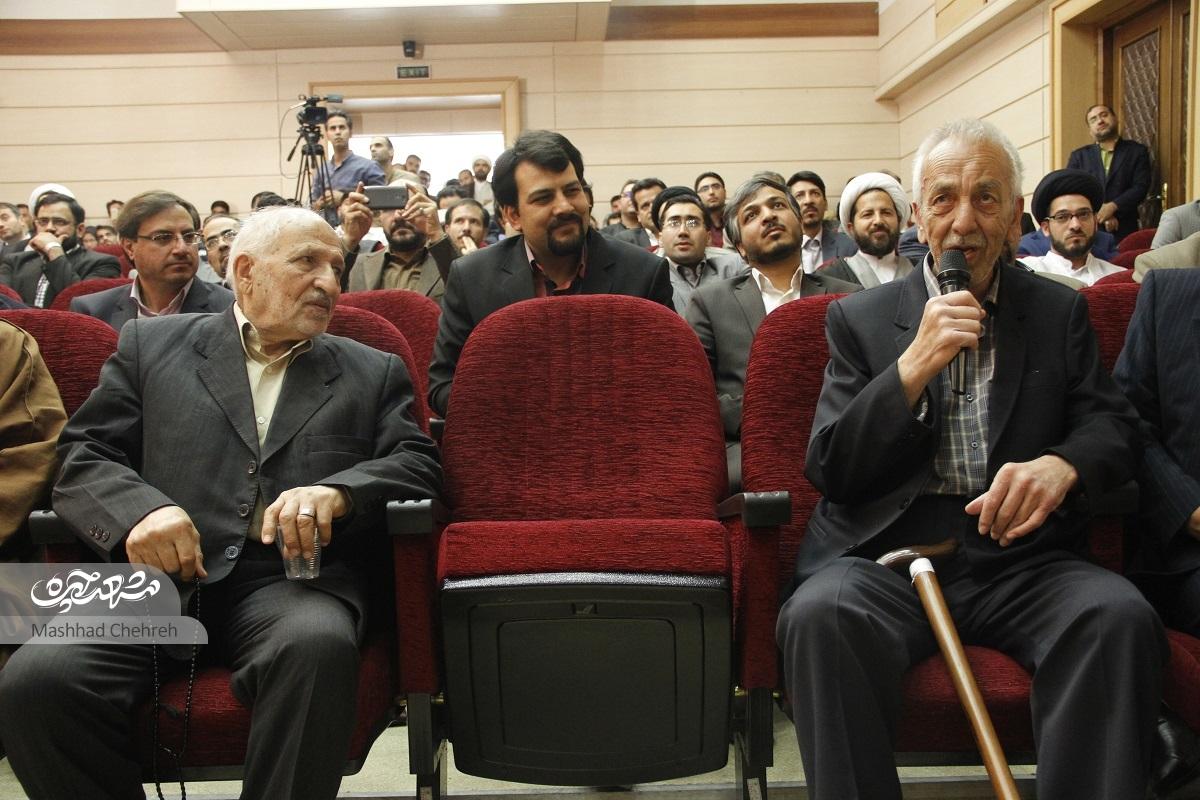 دست‌بوسی دانش‌آموزان از «آموزگار  ادب» در روز معلم