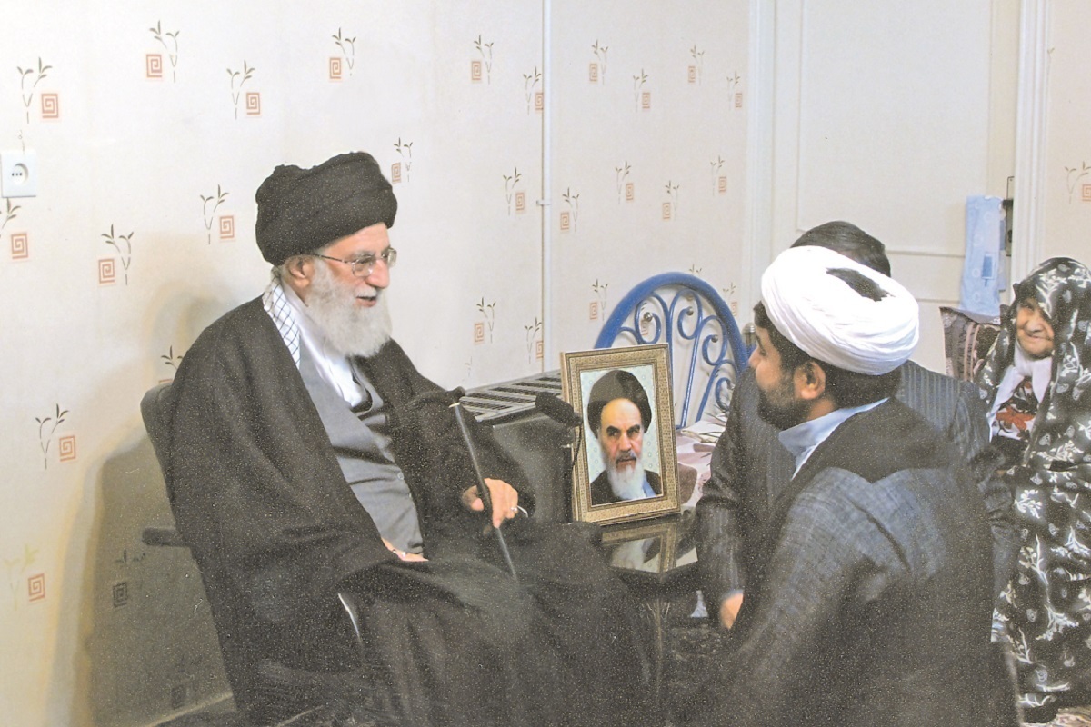دیدار با رهبری آخرین آرزوی مادر شهید چوبدار بود دیدار با رهبری آخرین آرزوی مادر شهید چوبدار بود