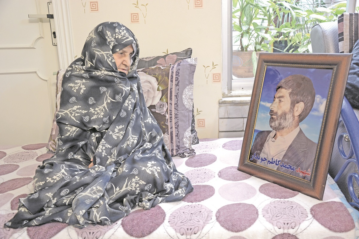 دیدار با رهبری آخرین آرزوی مادر شهید چوبدار بود دیدار با رهبری آخرین آرزوی مادر شهید چوبدار بود