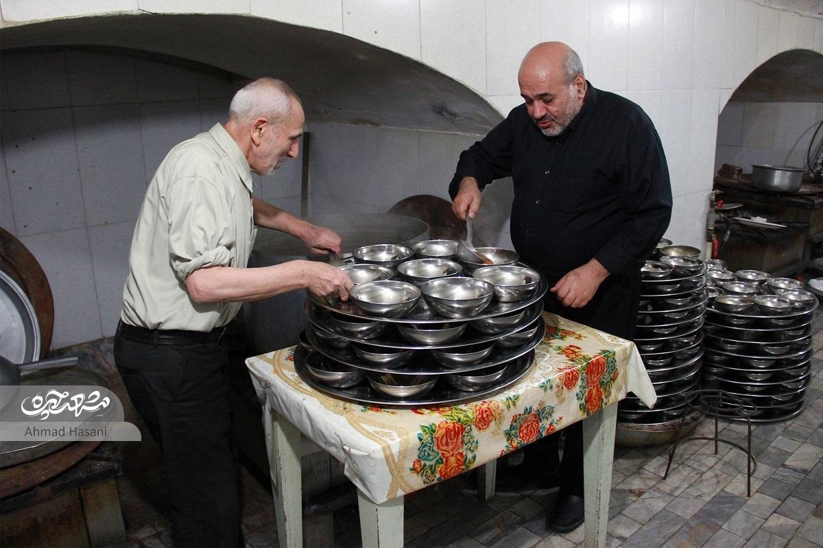 متولی «حسینیه پزندگان» سومین نسل از «چلوییهای دربان» مشهد است متولی «حسینیه پزندگان» سومین نسل از «چلوییهای دربان» مشهد است