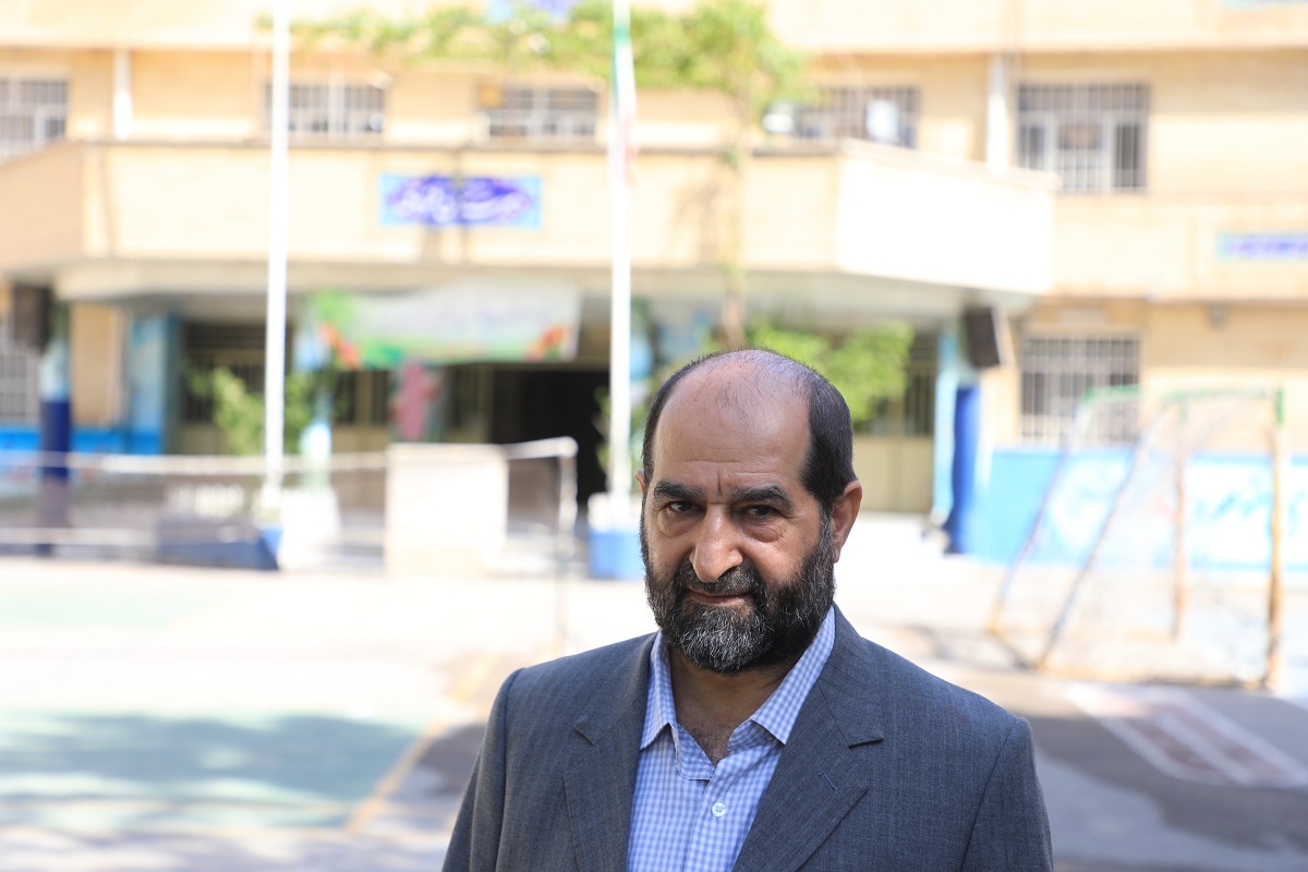 دیدار سرزنده شاگردان از معلم قدیمی‌شان