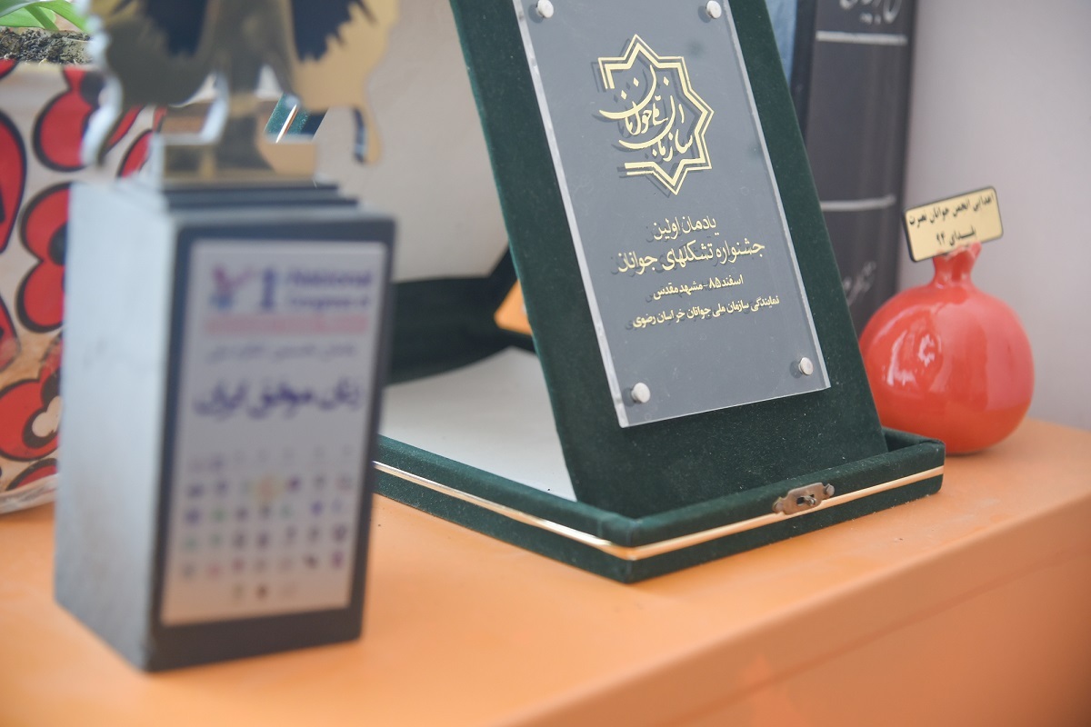 چرم دوزی ثریا برای بانوان محله نان و آب دارد چرم دوزی ثریا برای بانوان محله نان و آب دارد