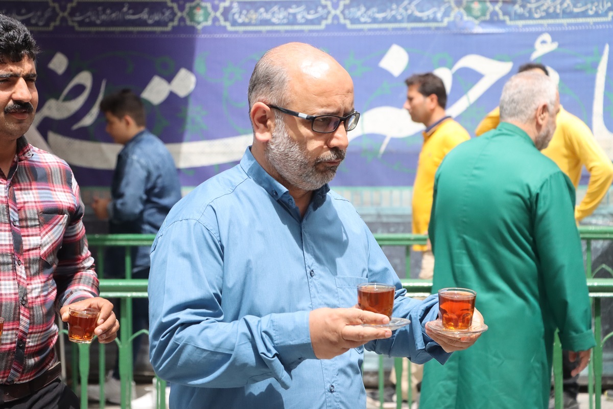 نذر بهارنارنج‌ها؛ روایتی از میزبانی قائمشهری‌ها در صحن کوثر حرم رضوی