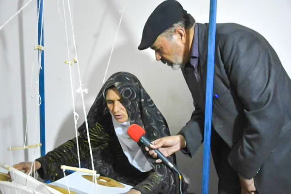 صدای تهیهکننده برنامه ۴۰ ساله رادیو خراسان را از محله سرافرازان میشنوید صدای تهیهکننده برنامه ۴۰ ساله رادیو خراسان را از محله سرافرازان میشنوید