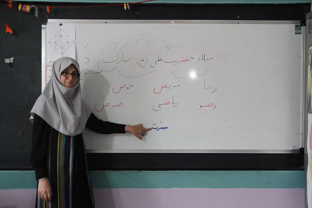 فاطمه جعفرزاده، معلم کلاس اولیها است فاطمه جعفرزاده، معلم کلاس اولیها است