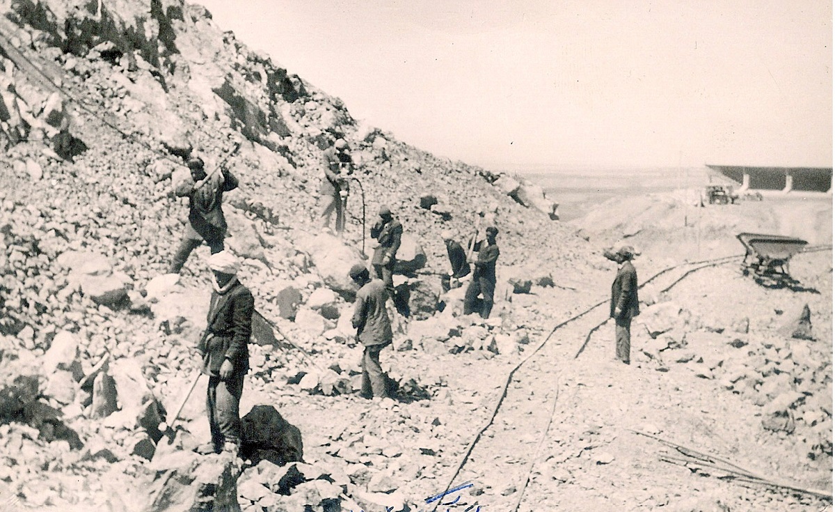 ۶۶ سال پیش خلاقیت مهندس زاهدی باعث شکلگیری کارخانه عظیم سیمان شرق شد ۶۶ سال پیش خلاقیت مهندس زاهدی باعث شکلگیری کارخانه عظیم سیمان شرق شد