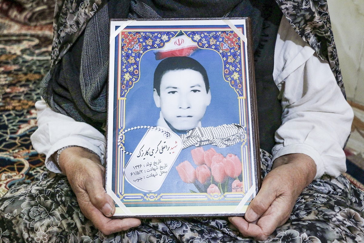 سالها چشمانتظاری مادر برای پیکر فرزند شهیدش سالها چشمانتظاری مادر برای پیکر فرزند شهیدش