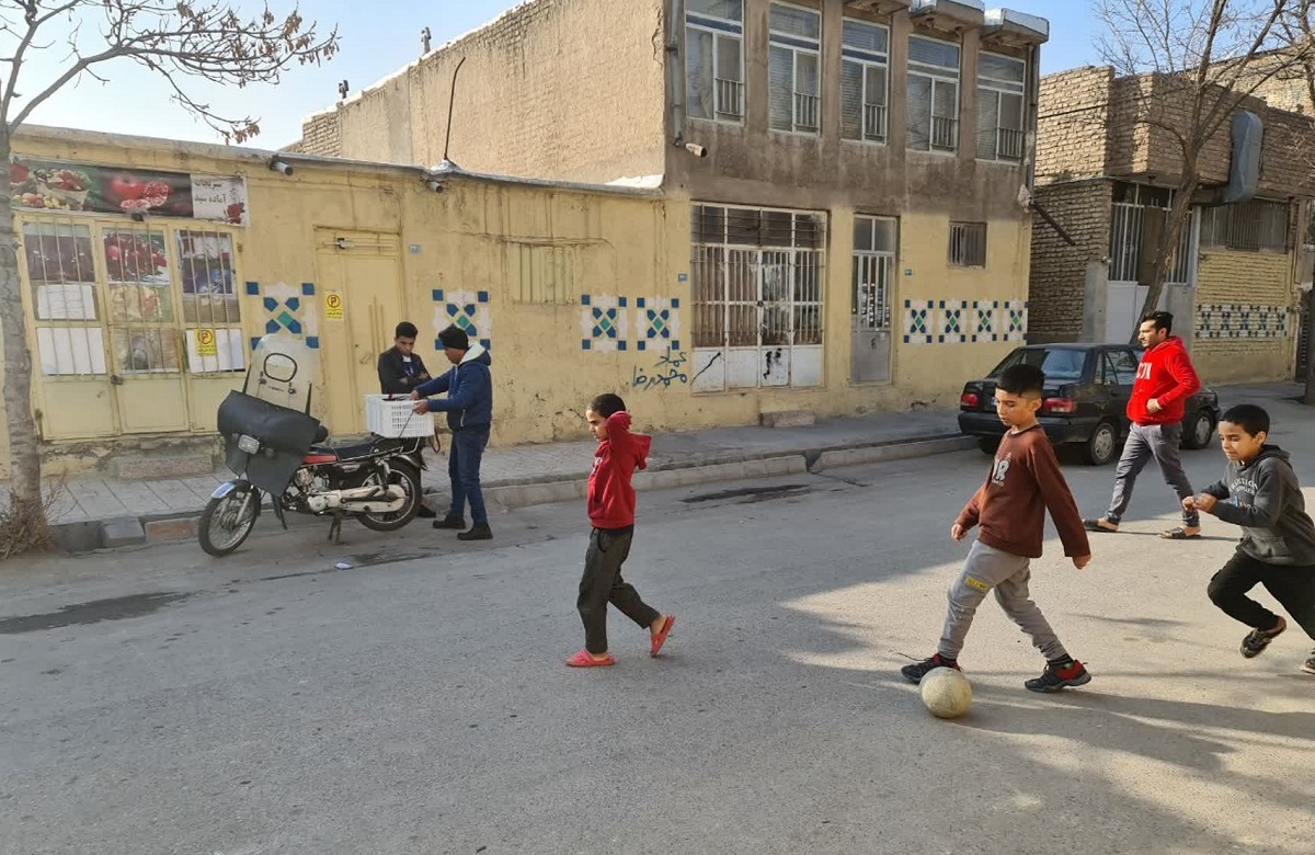 بازی بچه‌ها در زمین‌های خاکی کنار مجموعه ورزشی!