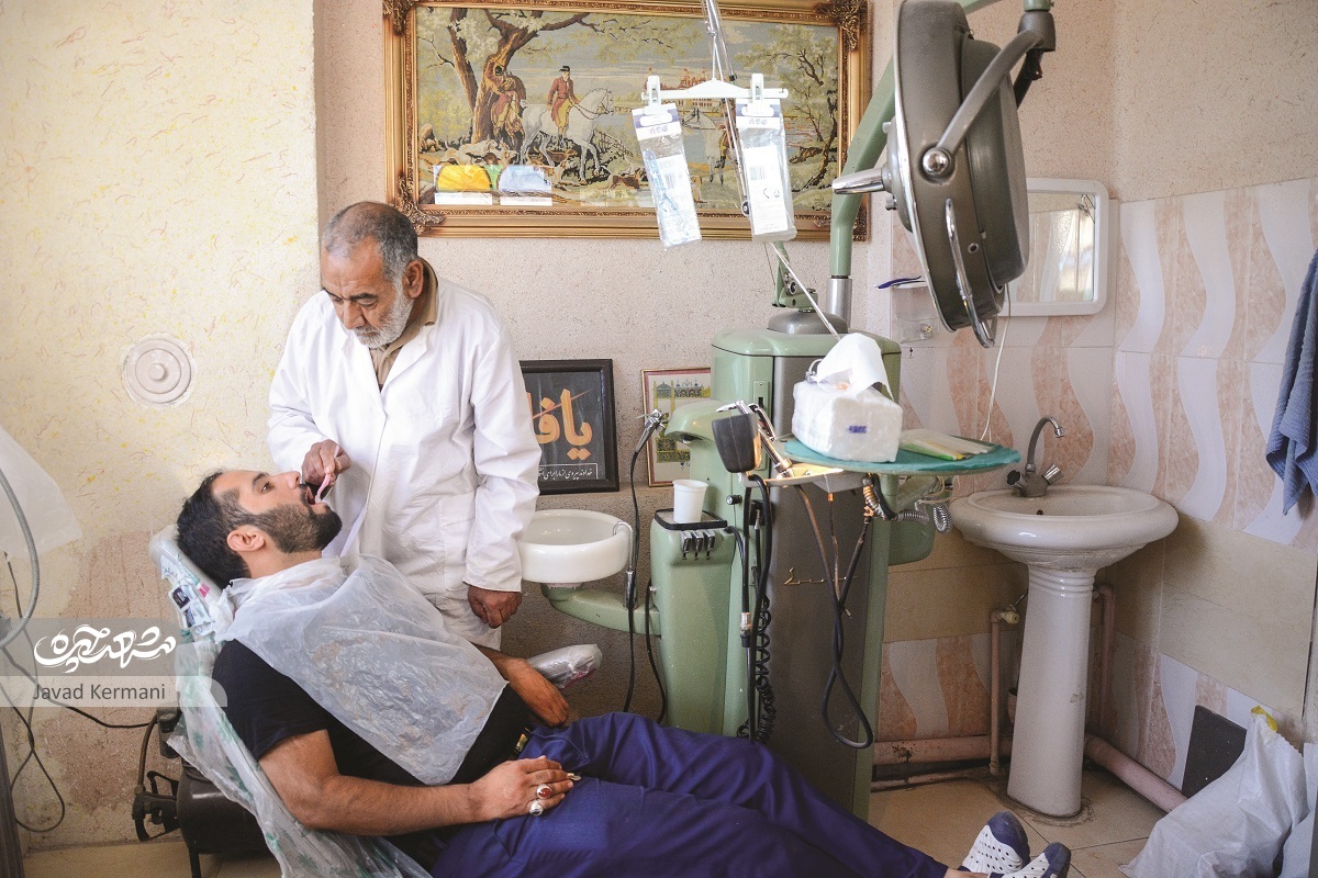 دندانساز تجربی قدیمی محله رضاییه سی سال است که دندان طلا نساخته است دندانساز تجربی قدیمی محله رضاییه سی سال است که دندان طلا نساخته است