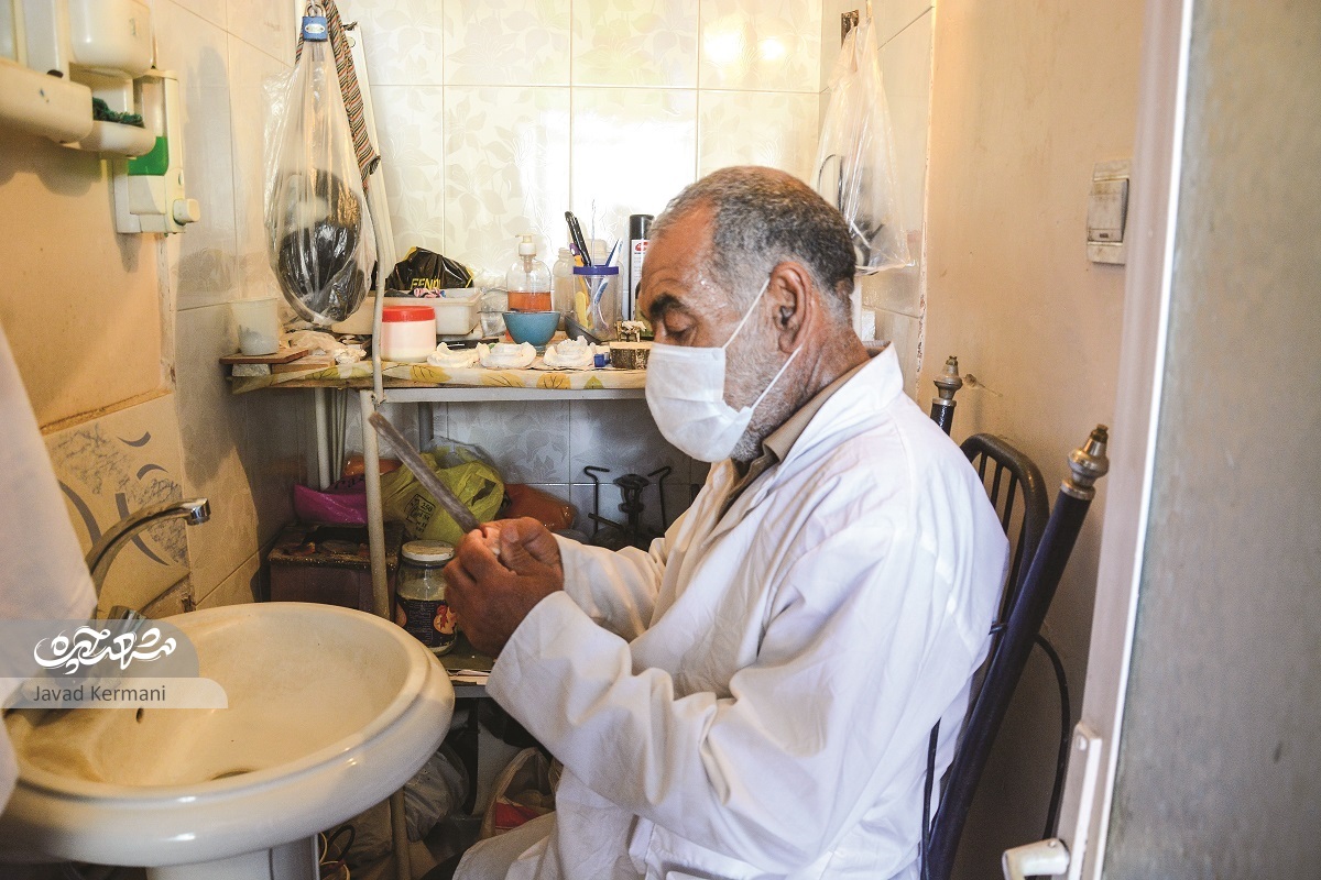 دندانساز تجربی قدیمی محله رضاییه سی سال است که دندان طلا نساخته است دندانساز تجربی قدیمی محله رضاییه سی سال است که دندان طلا نساخته است