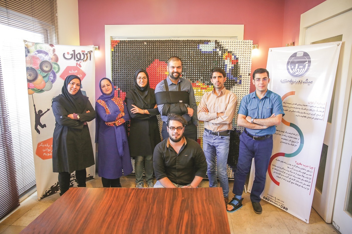 فـرزندان   زمیـندر خـدمت   نیـازمنـدان
