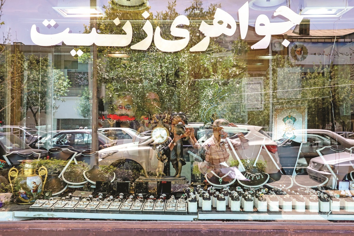 پنج نسل جواهرسازی؛ از دربار قاجار تا مغازه خیابان ارگ پنج نسل جواهرسازی؛ از دربار قاجار تا مغازه خیابان ارگ