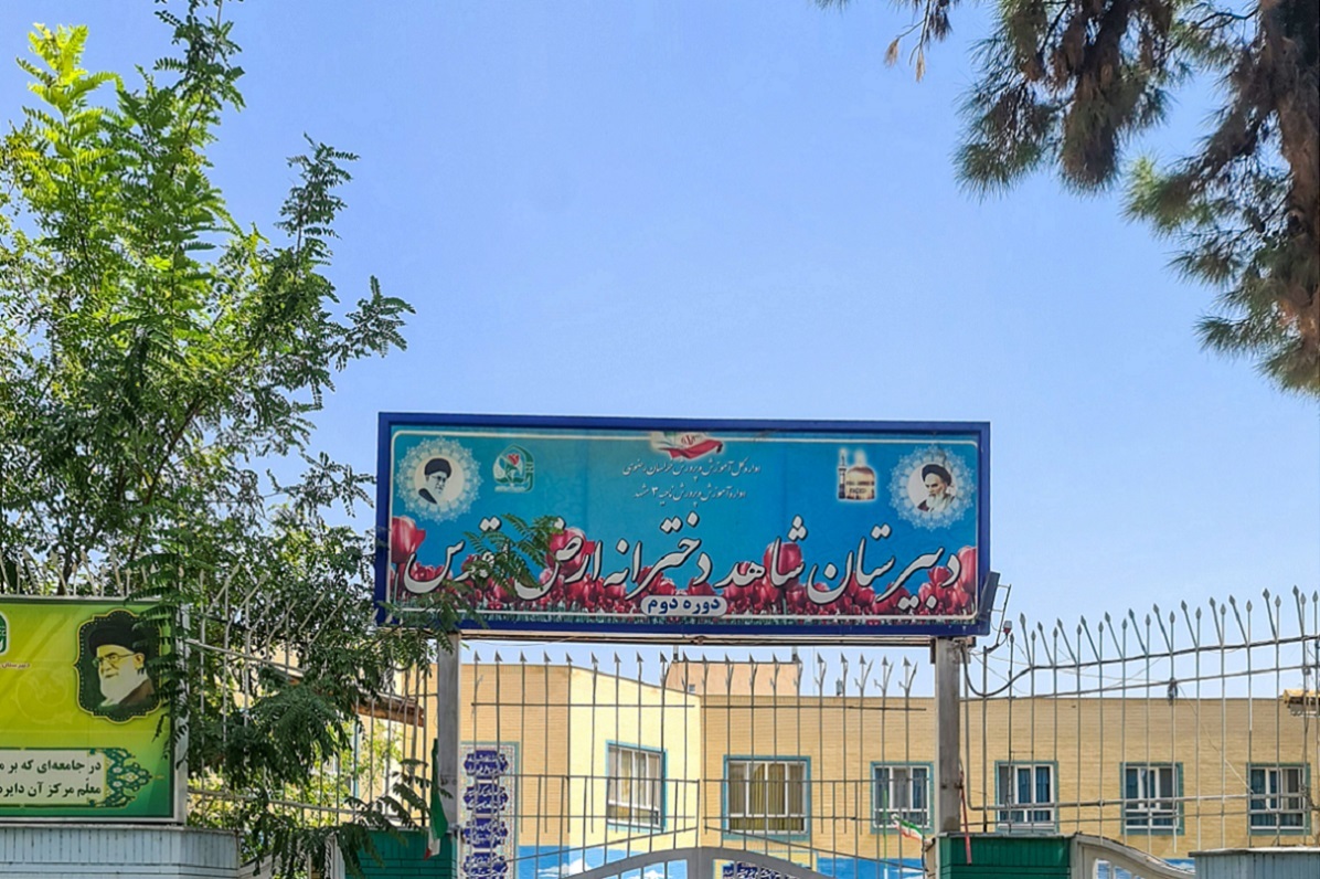 کوچه ای با درختان انگور