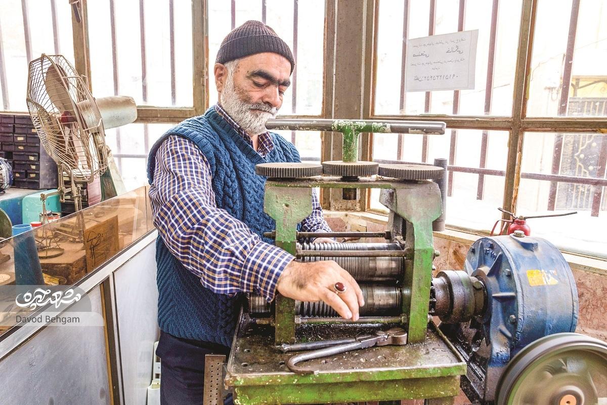نیمی از ثروت طلاساز قدیمی خیابان چمن سرودههایش است نیمی از ثروت طلاساز قدیمی خیابان چمن سرودههایش است