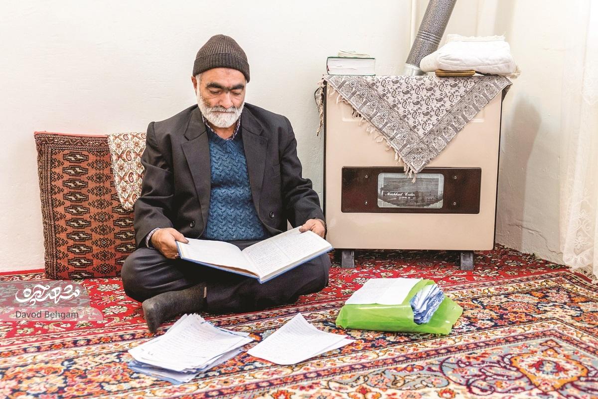 نیمی از ثروت طلاساز قدیمی خیابان چمن سرودههایش است نیمی از ثروت طلاساز قدیمی خیابان چمن سرودههایش است