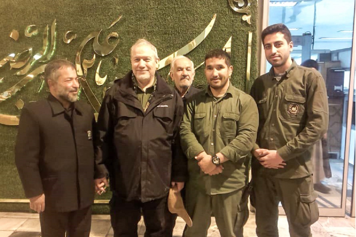 پای صحبت جانباز شیمیایی که یادگارهای دفاع مقدس از سر تا پایش جا خوش کرده است پای صحبت جانباز شیمیایی که یادگارهای دفاع مقدس از سر تا پایش جا خوش کرده است