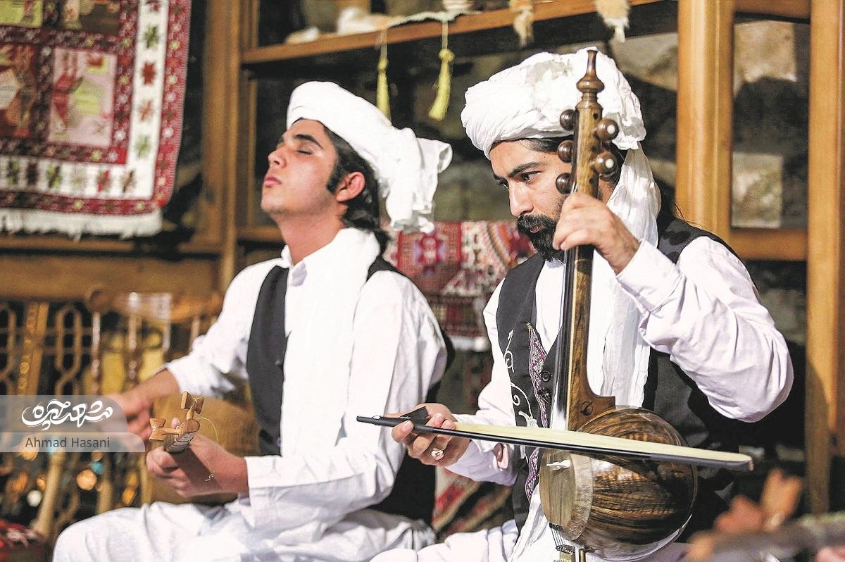 وقتی پسر نوای پدر را با ساز خود میزند وقتی پسر نوای پدر را با ساز خود میزند
