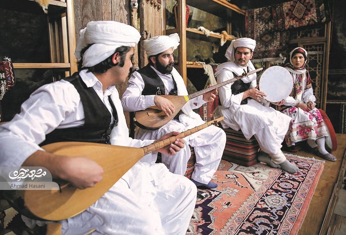 وقتی پسر نوای پدر را با ساز خود میزند وقتی پسر نوای پدر را با ساز خود میزند
