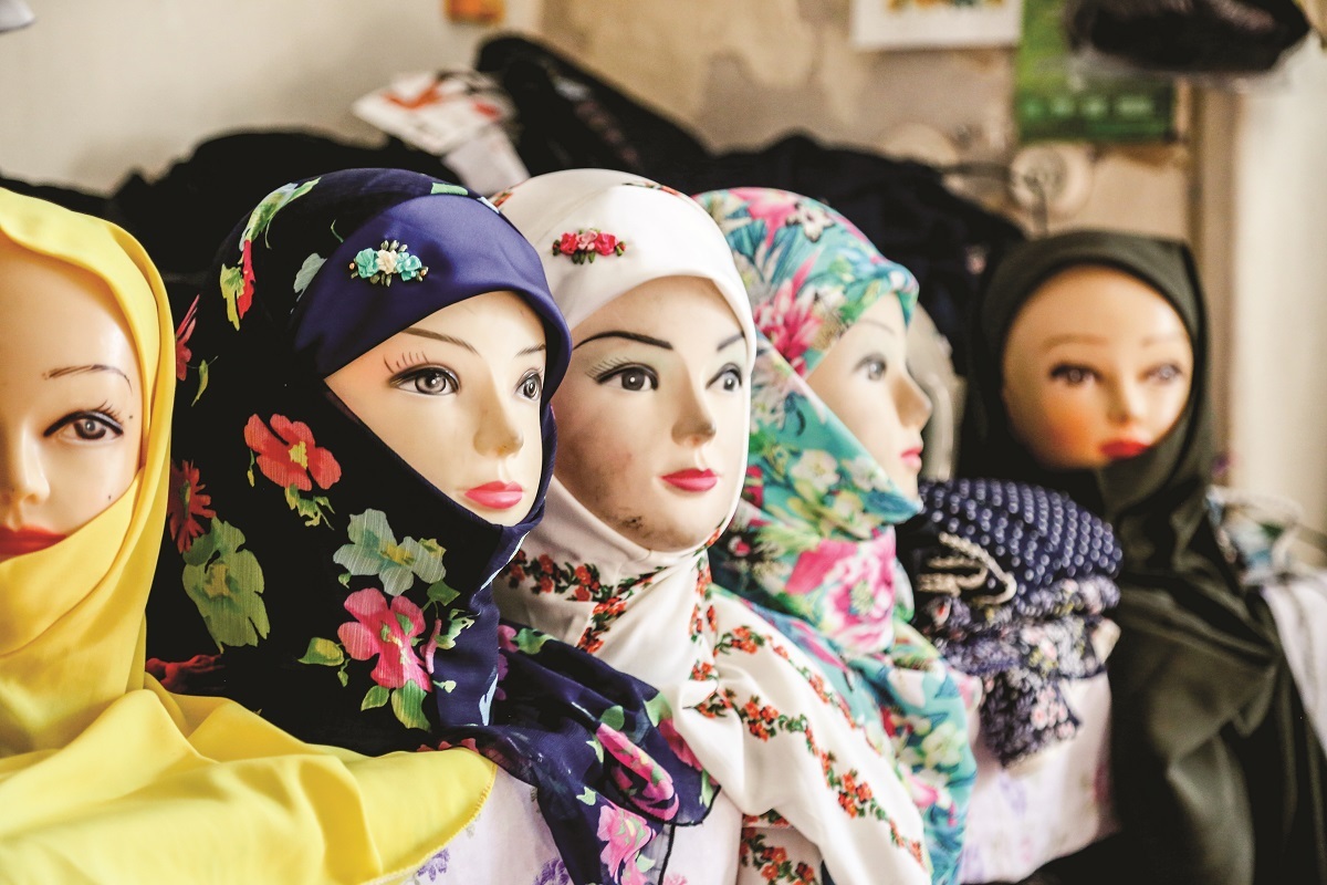 دانش‌آموخته رشته نقاشی برای ۷۵ زن سرپرست خانوار کار ایجاد کرده است