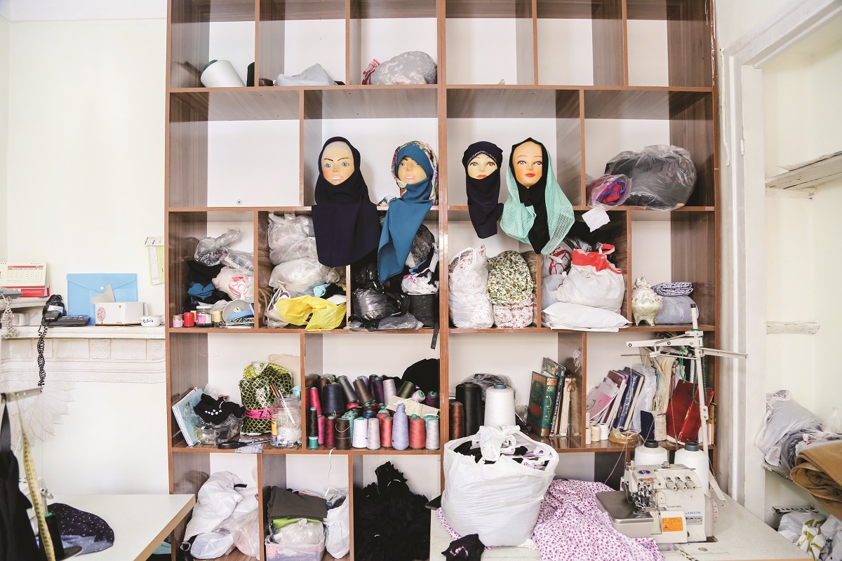 دانش‌آموخته رشته نقاشی برای ۷۵ زن سرپرست خانوار کار ایجاد کرده است