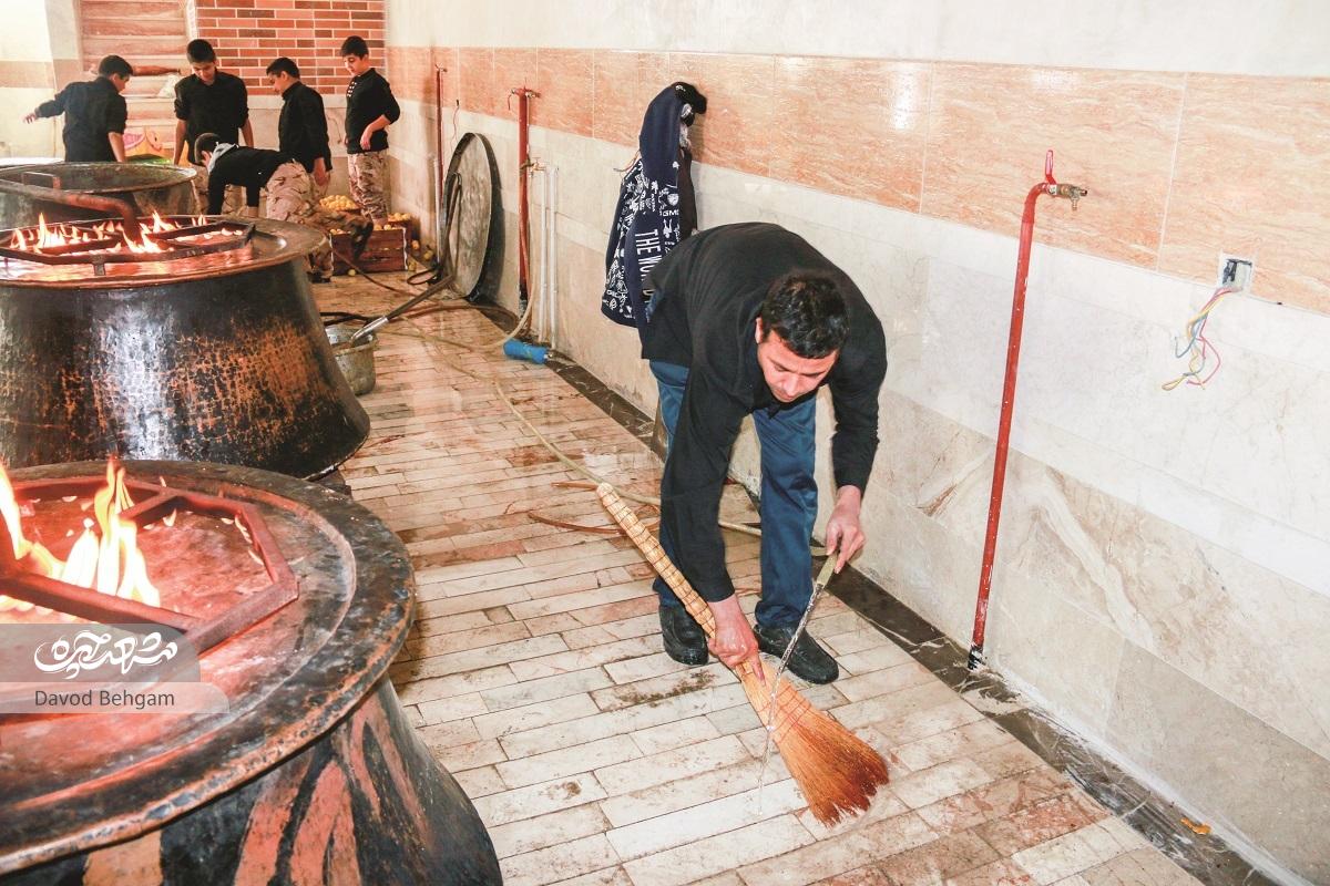 نذر ۶۰ ساله حاج خانم خیابانی در روز چهلوهشتم نذر ۶۰ ساله حاج خانم خیابانی در روز چهلوهشتم