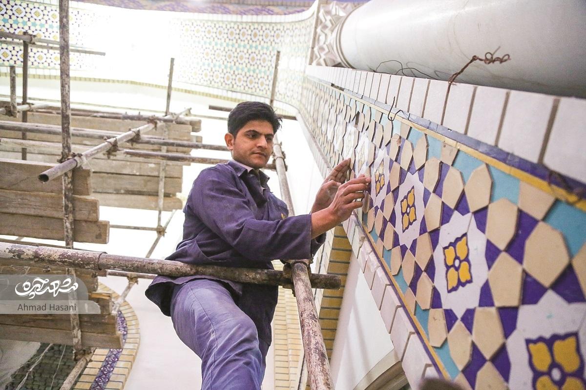 جوان هنرمند کاشی کار