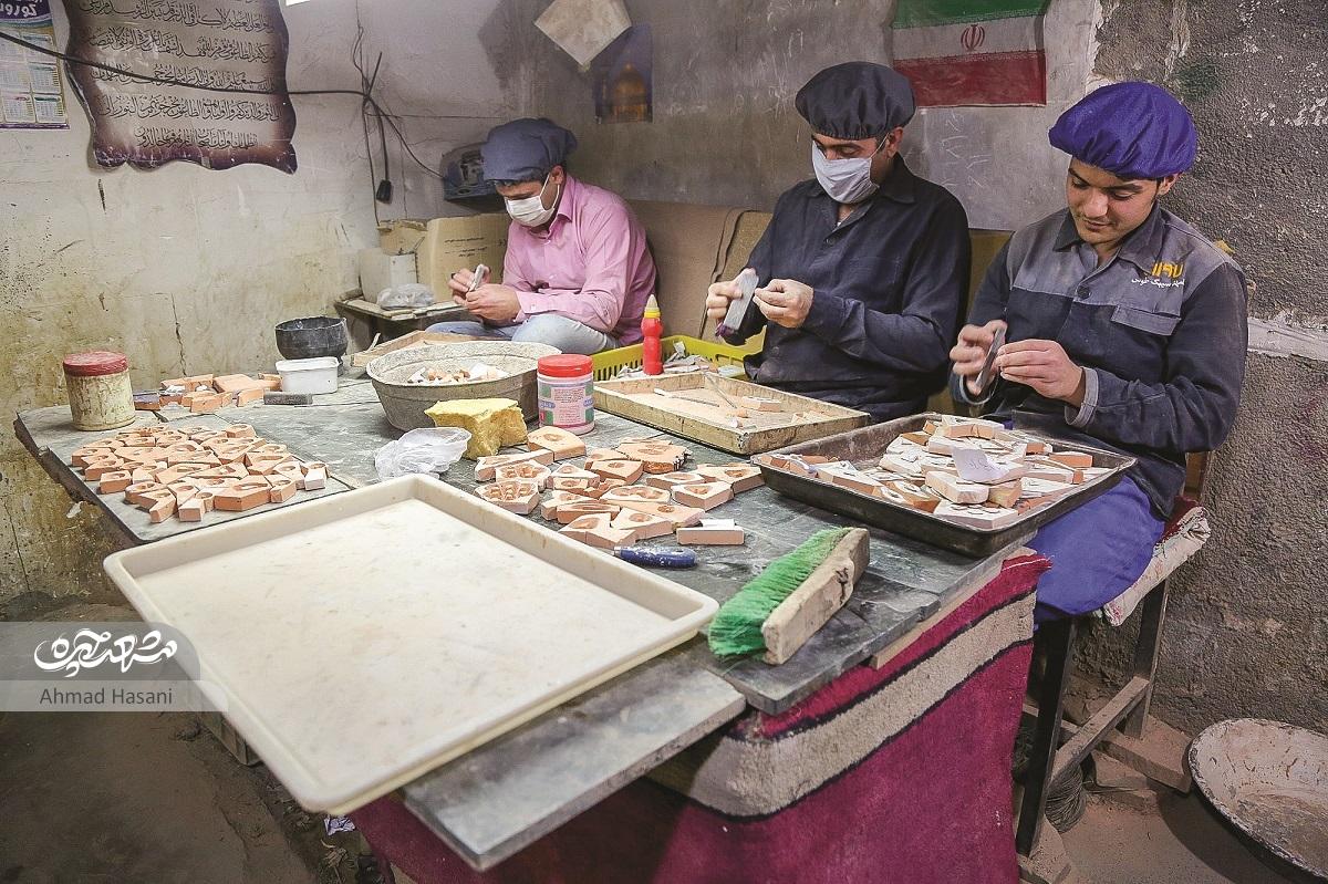 جوان هنرمند کاشی کار