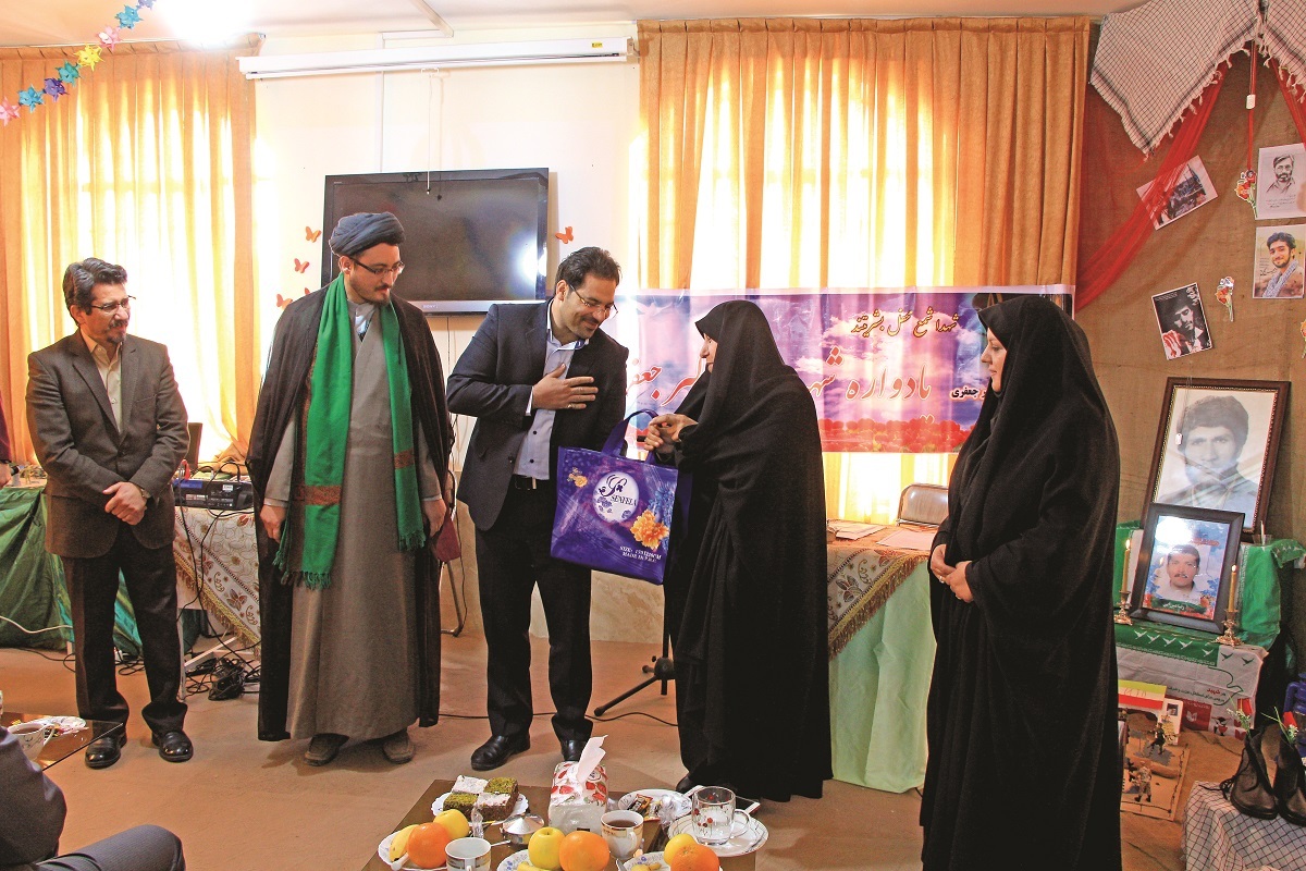 نبیزاده، روحانی محله شهید آوینی که زباله تفکیک میکند نبیزاده، روحانی محله شهید آوینی که زباله تفکیک میکند