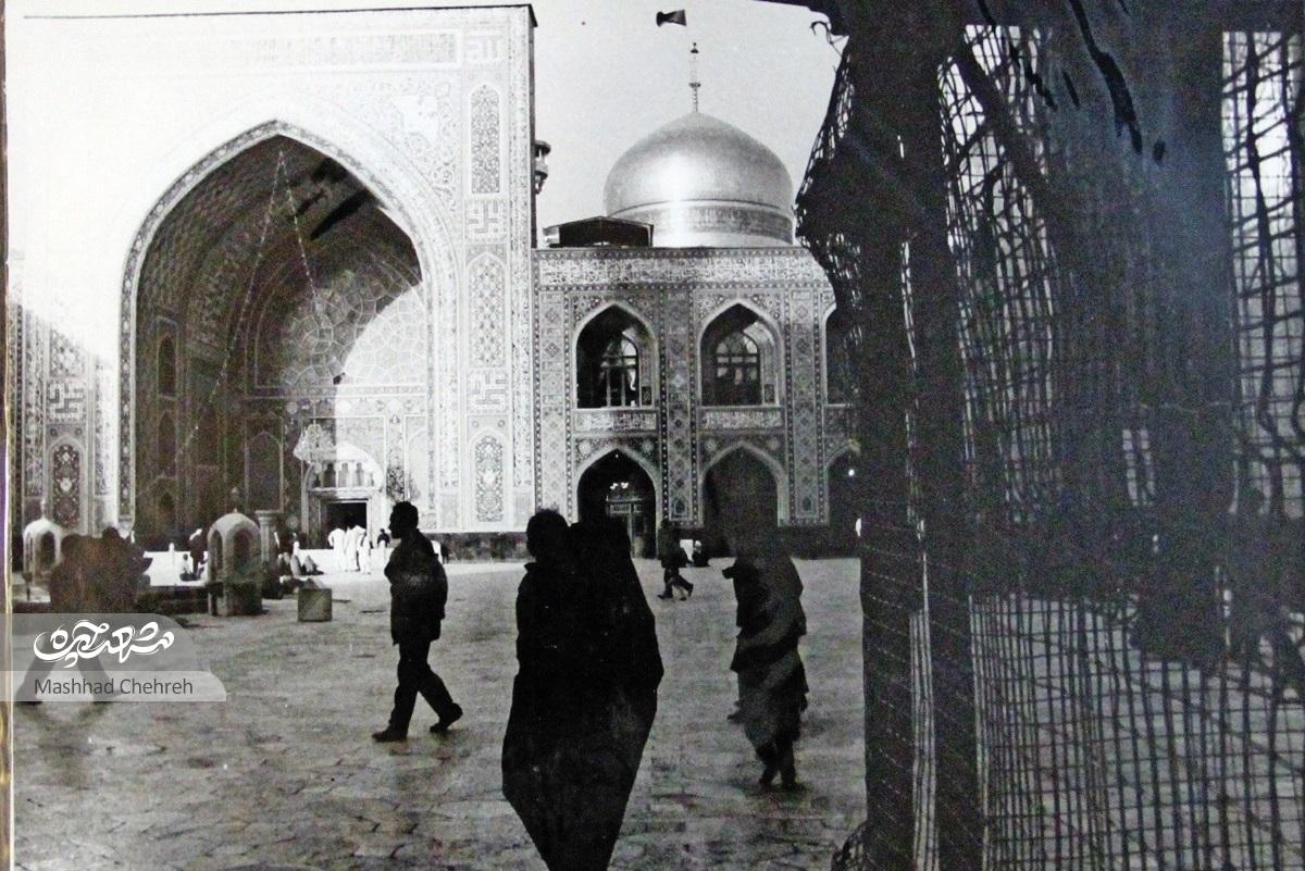 ابوطالب عندلیبیان مجموعه‌ای از عکس‌های ناب و قدیمی حرم امام رضا (ع) را دارد