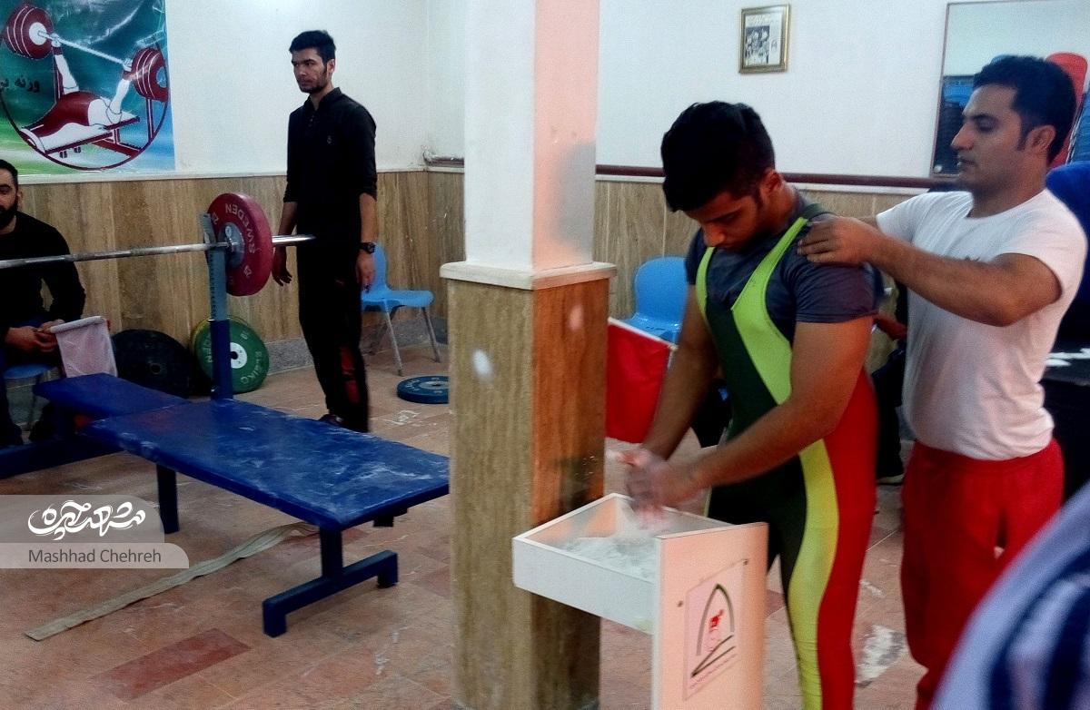 سیدمجتبی حسینی که خود از ناحیه پای راست دچار معلولیت است، سالهاست که در کسوت مربی وزنهبرداری کمتوانان جسمی فعالیت میکند سیدمجتبی حسینی که خود از ناحیه پای راست دچار معلولیت است، سالهاست که در کسوت مربی وزنهبرداری کمتوانان جسمی فعالیت میکند
