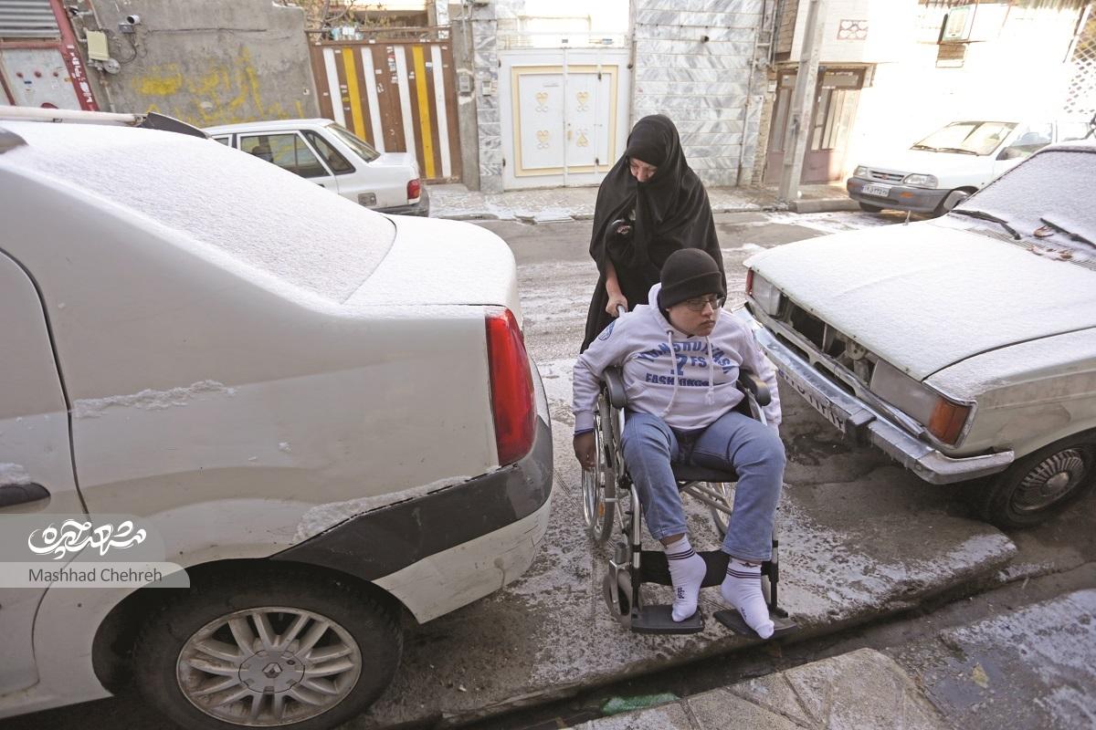 اشرف خانم پس از ۱۵ سال مراقبت از همسر و ۳۰ سال نگهداری از فرزند، حالا خودش نیازمند مراقبت است