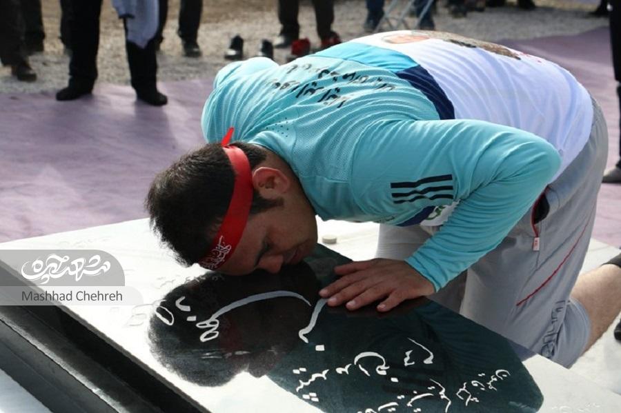 «مرد حلقهای» ایران به عشق شهید جواد جهانی رکوردزنی میکند «مرد حلقهای» ایران به عشق شهید جواد جهانی رکوردزنی میکند
