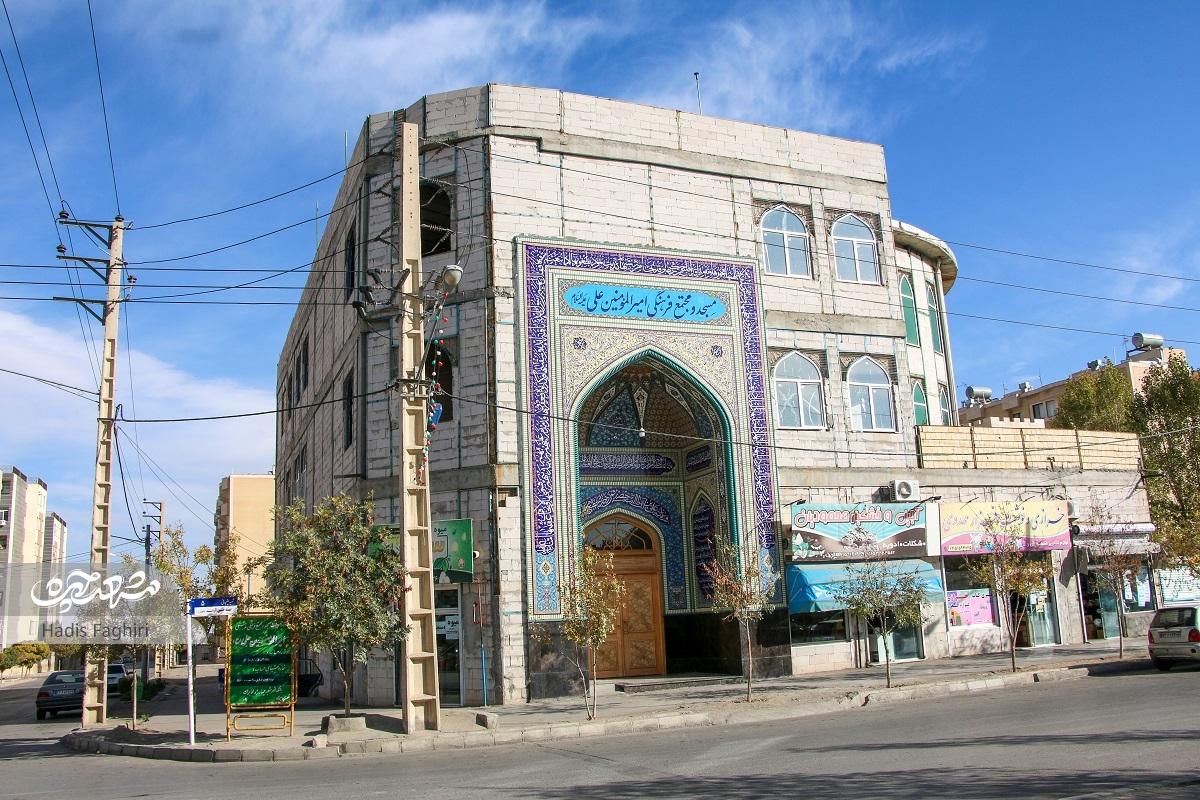 معبری در احاطه مجتمع‌ها