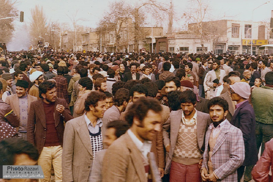 سه دوست قدیمی محله فردوسی در راه پیمایی‌های انقلاب هم را پیدا کردند