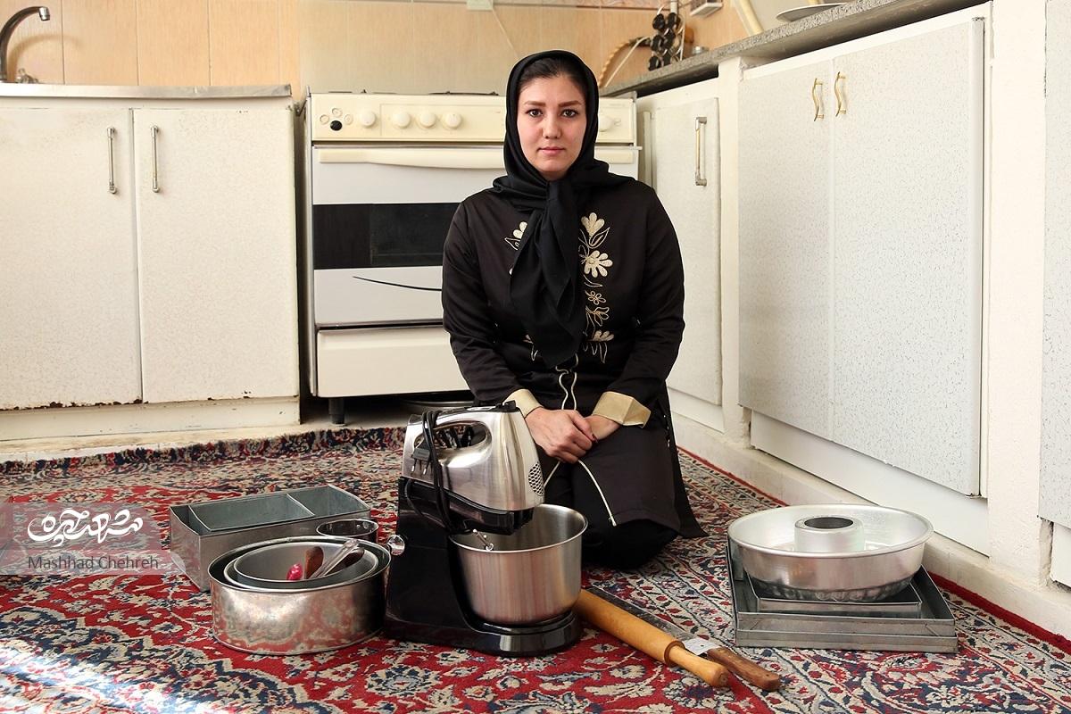 شیرینیپزی که شیرینی خواستگاری اش را خودش درست کرده است شیرینیپزی که شیرینی خواستگاری اش را خودش درست کرده است