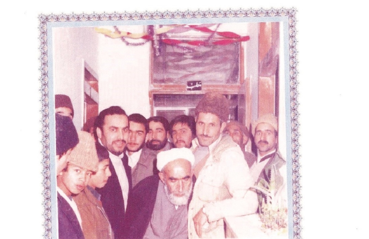شهید حسین اکبری در کنار میرزاجوادآقا تهرانی، افتتاح درمانگاه امام جواد(ع)، محله تلگرد