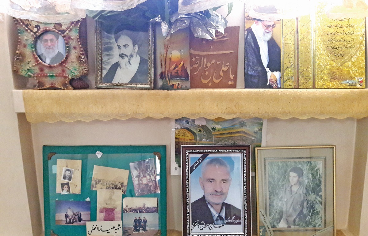 همسر و دو پسر خانم افضلی مدام در جبهه بودند همسر و دو پسر خانم افضلی مدام در جبهه بودند