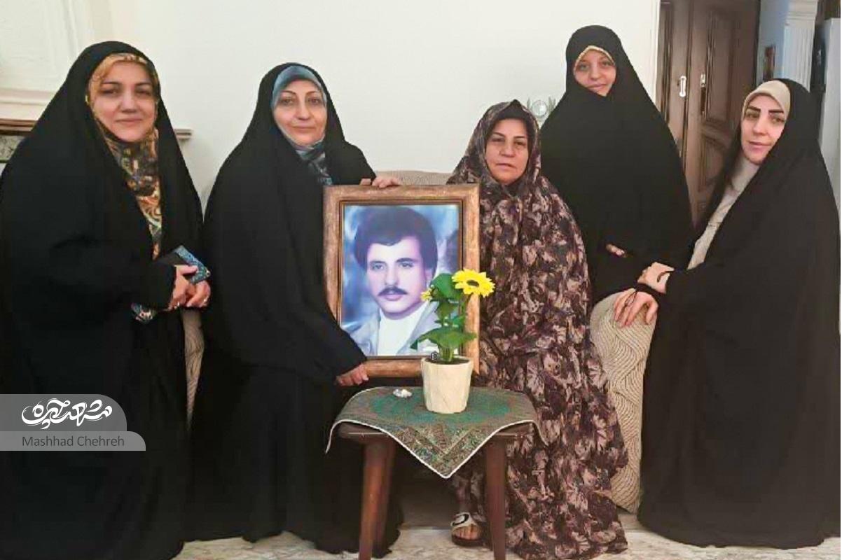 چراغ مسجد حضرت زینب(س) روشن بهدست بانوان چراغ مسجد حضرت زینب(س) روشن بهدست بانوان