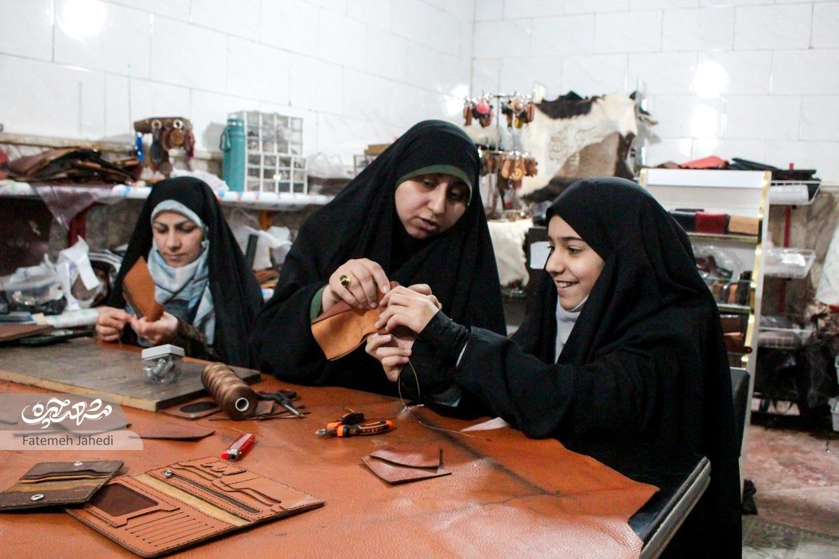 بانوی کارآفرین محله بالاخیابان به شکرانه برکت کارش دیگران را در کار خود سهیم کرده است