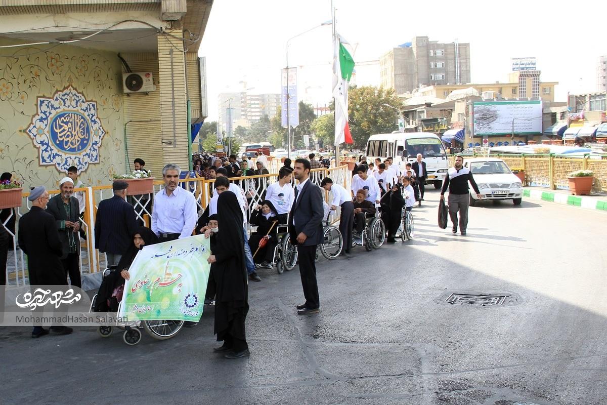 جوانان محله پنج تن، سالمندان را به زیارت میبرند جوانان محله پنج تن، سالمندان را به زیارت میبرند