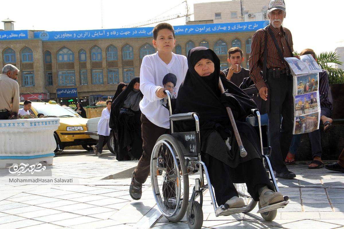 جوانان محله پنج تن، سالمندان را به زیارت میبرند جوانان محله پنج تن، سالمندان را به زیارت میبرند