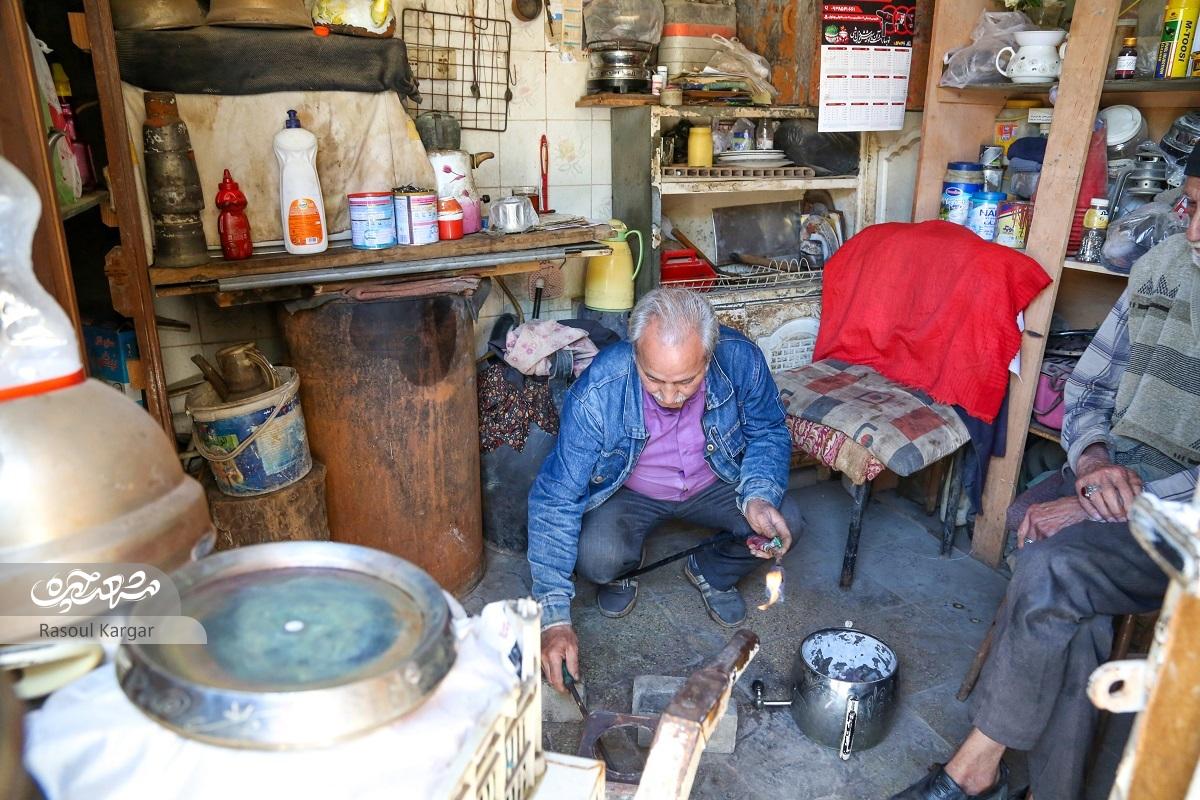 پیر سماورسازی چندسال است بهخاطر نبود سرمایه فقط در کار تعمیرات است پیر سماورسازی چندسال است بهخاطر نبود سرمایه فقط در کار تعمیرات است